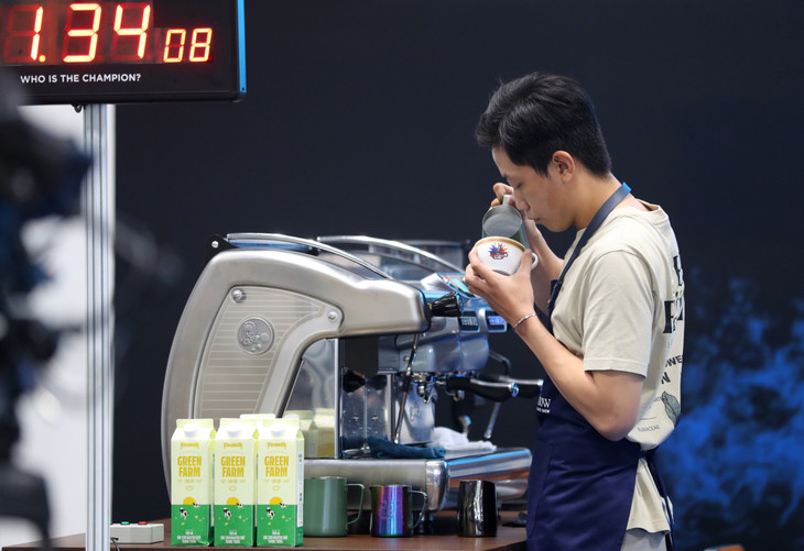 Các thí sinh thực hiện phần thi pha chế, vẽ Latte Art Các thí sinh thực hiện phần thi pha chế, vẽ Latte Art