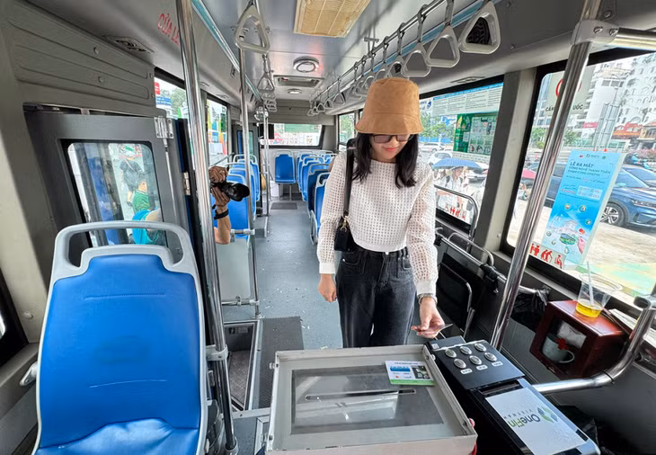 Khách thử nghiệm "chạm" thẻ để thanh toán trên xe buýt số 43