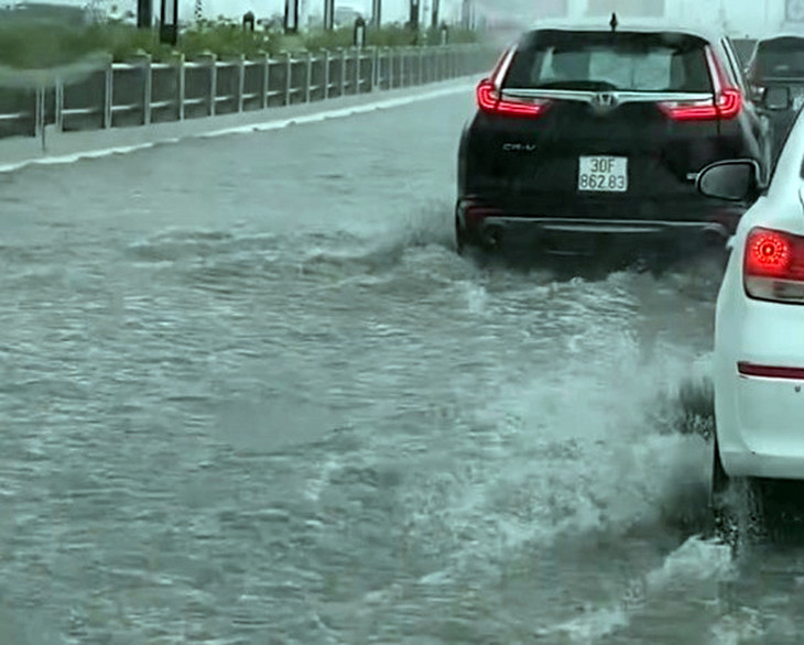 Mặt đường cầu Vĩnh Tuy 2 bị ngập nước sau cơn mưa