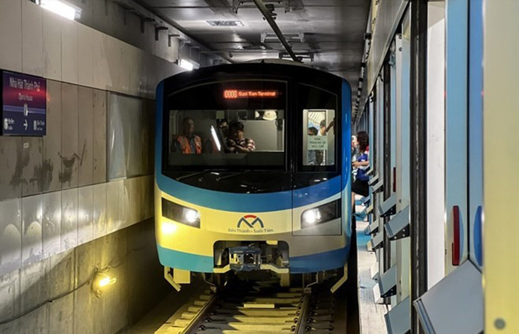 Tàu Metro số 1 chạy thử dưới ga ngầm Bến Thành Tàu Metro số 1 chạy thử dưới ga ngầm Bến Thành