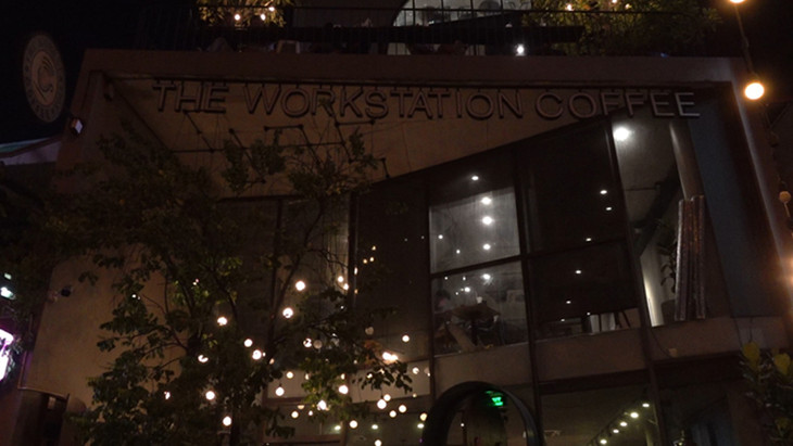 Quán cà phê trên đường Điện Biên Phủ, Phường 25, Quận Bình Thạnh tắt bớt điện bảng quảng cáo, sử dụng hệ thống Led tiết kiệm điện. Quán cà phê trên đường Điện Biên Phủ, Phường 25, Quận Bình Thạnh tắt bớt điện bảng quảng cáo, sử dụng hệ thống Led tiết kiệm điện.