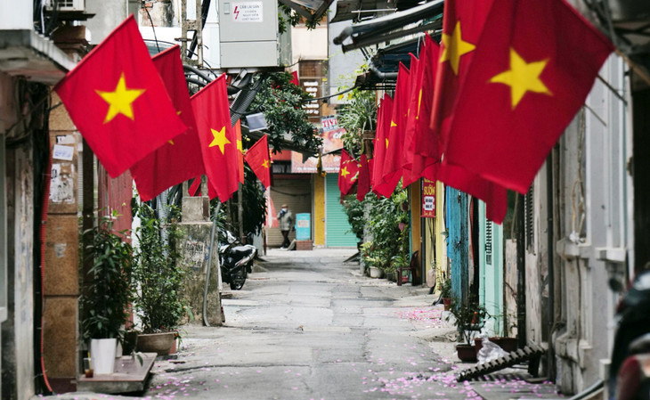 Ngõ nhỏ Cổng Đục nằm trong phố cổ Hà Nội nổi bật với cờ đỏ sao vàng dịp Tết Nguyên đán Ngõ nhỏ Cổng Đục nằm trong phố cổ Hà Nội nổi bật với cờ đỏ sao vàng dịp Tết Nguyên đán