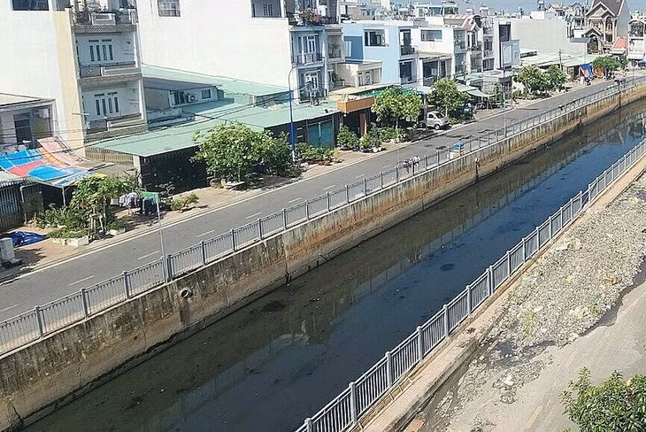 Kênh Nước Đen được dọn sạch rác