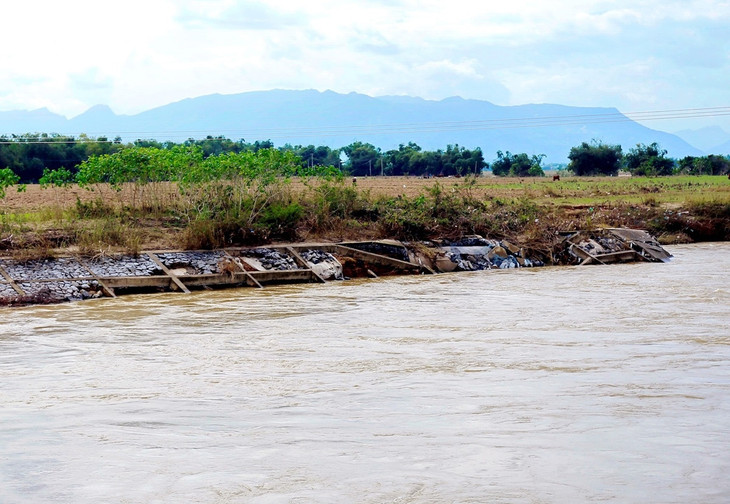 Đợt mưa lớn vào giữa tháng 11/2023, nước sông Quảng Huế đoạn qua thôn Phú Nghĩa, xã Đại An, huyện Đại Lộc dâng cao, chảy xiết, gây sạt lở ở nhiều vị trí ven sông Đợt mưa lớn vào giữa tháng 11/2023, nước sông Quảng Huế đoạn qua thôn Phú Nghĩa, xã Đại An, huyện Đại Lộc dâng cao, chảy xiết, gây sạt lở ở nhiều vị trí ven sông