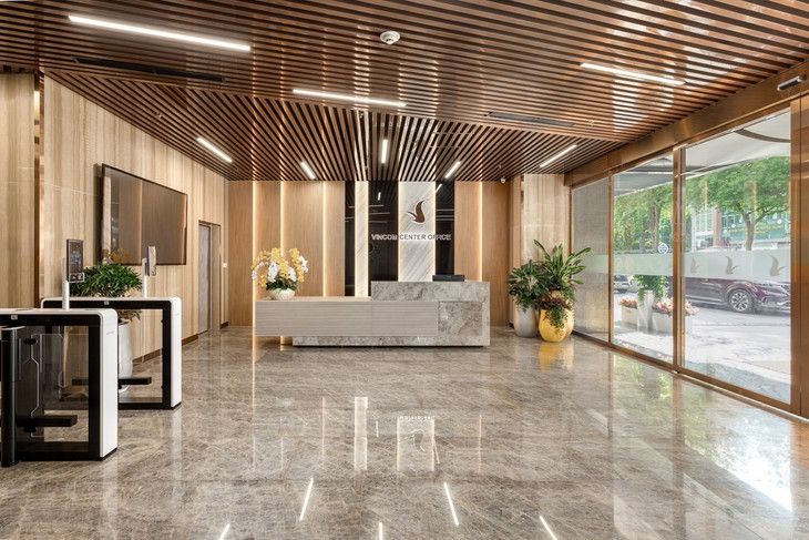 Sảnh tòa nhà Vincom Center Đồng Khởi được trang hoàng ấn tượng. Ảnh: TG