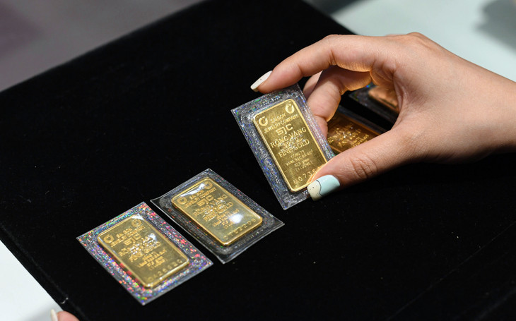 Khách hàng xem vàng tại một cửa hàng ở TP.HCM Khách hàng xem vàng tại một cửa hàng ở TP.HCM