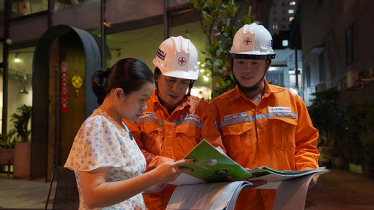 Công nhân PC Gia Định tuyên truyền hộ kinh doanh thực hiện tiết kiệm Điện theo công văn của UBNDTP.HCM Công nhân PC Gia Định tuyên truyền hộ kinh doanh thực hiện tiết kiệm Điện theo công văn của UBNDTP.HCM