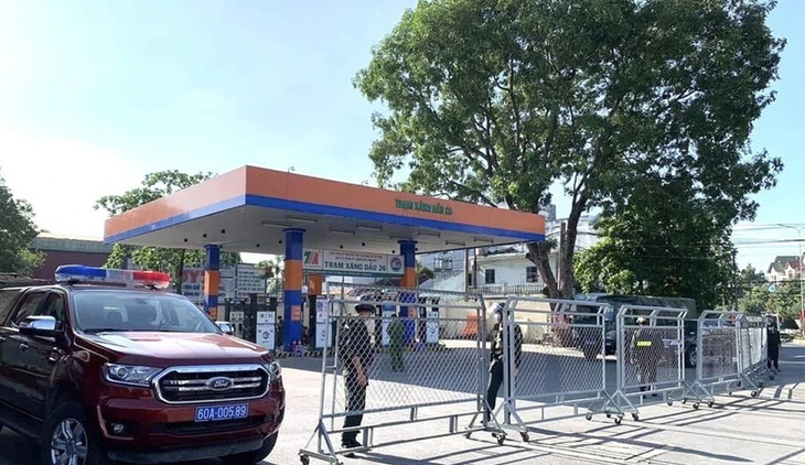 Lực lượng công an khám xét một trạm xăng ở Đồng Nai Lực lượng công an khám xét một trạm xăng ở Đồng Nai