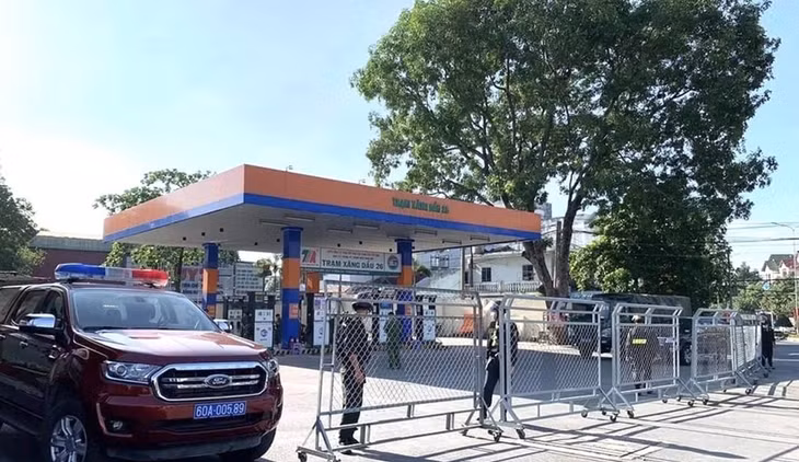 Lực lượng công an khám xét một trạm xăng ở Đồng Nai
