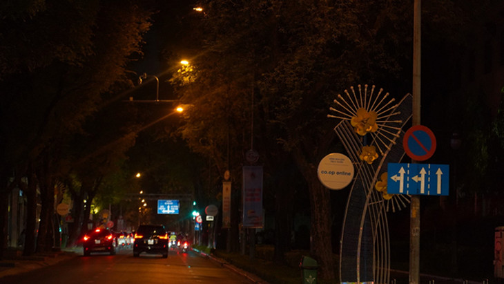 Đèn trang trí dọc tuyến đường Nam Kỳ Khởi Nghĩa từ Quận 3 - Quận 1 đã được tắt sau 22h Đèn trang trí dọc tuyến đường Nam Kỳ Khởi Nghĩa từ Quận 3 - Quận 1 đã được tắt sau 22h