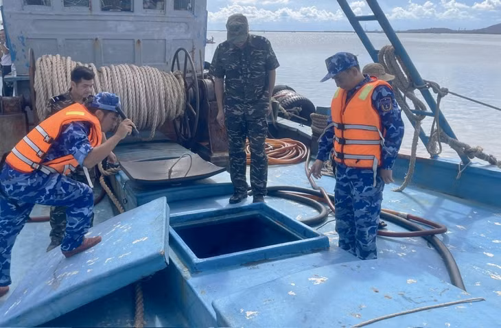 Lực lượng chức năng kiểm tra tàu BT-99900-TS vận chuyển khoảng 90.000 lít dầu DO trái phép không rõ nguồn gốc