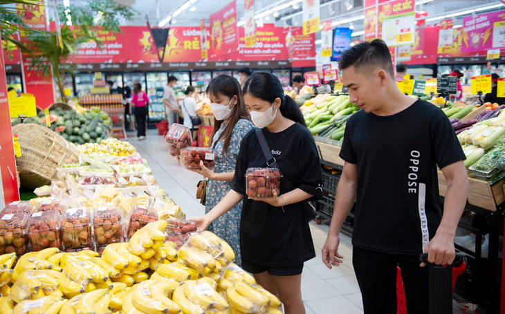 Người dân mua hàng tại một siêu thị ở TP.HCM