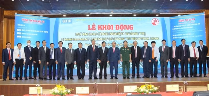 Chủ tịch nước Nguyễn Xuân Phúc cùng các đại biểu tham dự Lễ khởi động KCN Quảng Trị