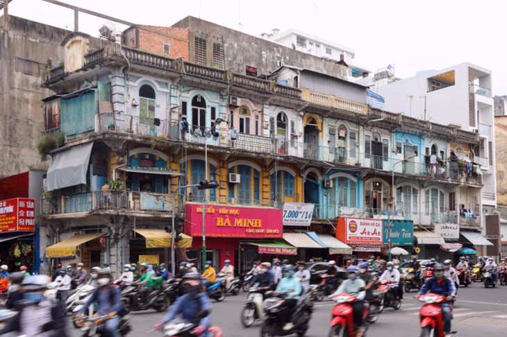 Một chung cư cũ tại TP.HCM được xây dựng từ trước năm 1975 đã bị xuống cấp nghiêm trọng