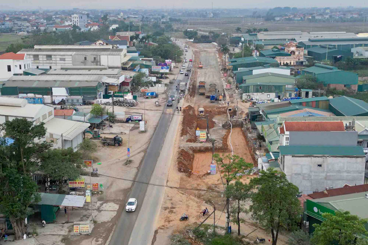 Quốc lộ 6 đoạn qua huyện Chương Mỹ (Hà Nội) đang được thi công mở rộng