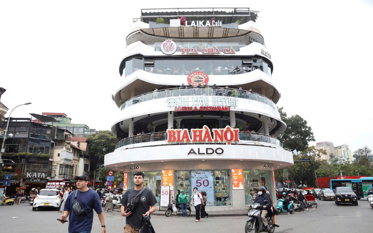 Tòa nhà &quot;Hàm cá mập&quot; ở khu vực quảng trường Đông Kinh Nghĩa Thục, Hoàn Kiếm