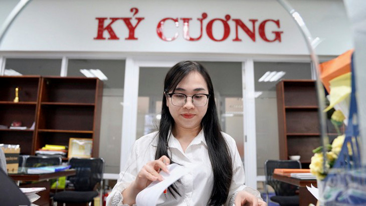 Công chức làm việc tại bộ phận một cửa Trung tâm hành chính TP. Đà Nẵng