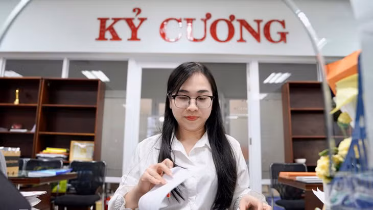 Công chức làm việc tại bộ phận một cửa Trung tâm hành chính TP. Đà Nẵng