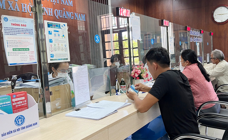 Người dân làm thủ tục tại Bảo hiểm Xã hội tỉnh Quảng Nam Người dân làm thủ tục tại Bảo hiểm Xã hội tỉnh Quảng Nam