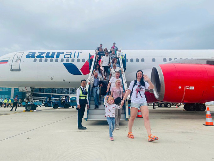 Khách Nga xuống sân bay quốc tế Cam Ranh, chuẩn bị chuyến du lịch tại Nha Trang - Khánh Hòa