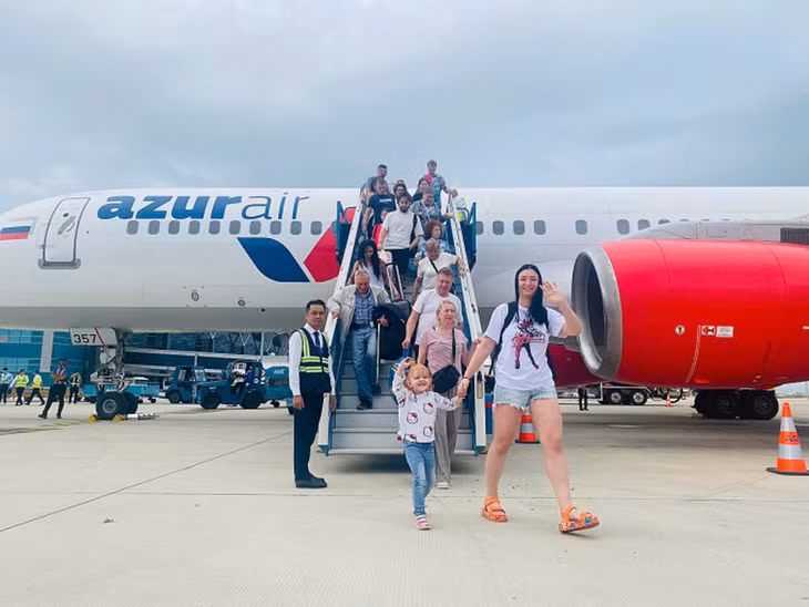 Khách Nga xuống sân bay quốc tế Cam Ranh, chuẩn bị chuyến du lịch tại Nha Trang - Khánh Hòa