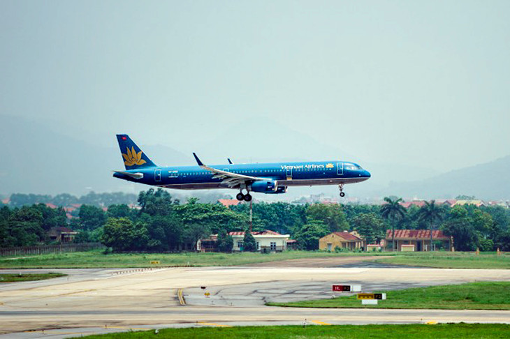 Một máy bay Vietnam Airlines hạ cánh tại sân bay Nội Bài Một máy bay Vietnam Airlines hạ cánh tại sân bay Nội Bài