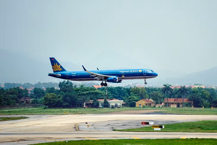Một máy bay Vietnam Airlines hạ cánh tại sân bay Nội Bài