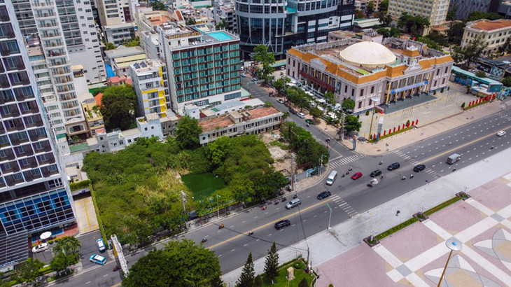 Khu đất 48-48A Trần Phú nằm ngay trung tâm TP. Nha Trang bỏ hoang nhiều năm nay