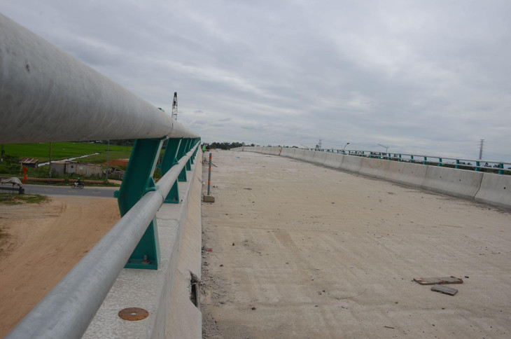 Hạng mục cầu vượt tuyến vành đai phía Tây đã cơ bản hoàn thiện phần thô nhưng đường dẫn hai bên cầu vẫn chưa thi công xong. Ảnh: Hà Minh Hạng mục cầu vượt tuyến vành đai phía Tây đã cơ bản hoàn thiện phần thô nhưng đường dẫn hai bên cầu vẫn chưa thi công xong. Ảnh: Hà Minh