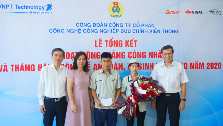 Đại diện Công đoàn VNPT Technlogy trao Danh hiệu Công nhân tiêu biểu
