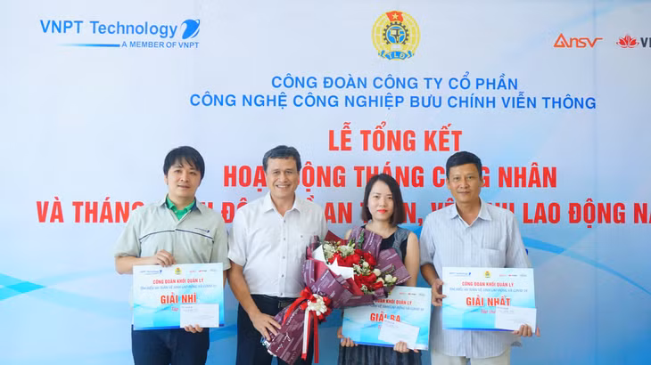 Đại diện công đoàn Công ty VNPT Technology trao giải Tập thể Cuộc thi “Tìm hiểu An toàn vệ sinh lao động và Covid - 19”