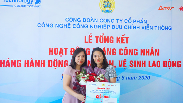 Đại diện Công đoàn Công ty ANSV (đơn vị thành viên của VNPT Technlogy) trao giải Cuộc thi chấm điểm phong trào 5S trong công tác An toàn vệ sinh lao động