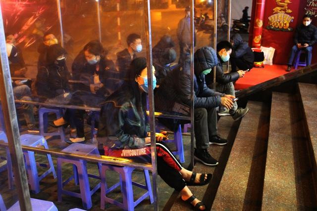 Ngay từ 5 giờ sáng, một cửa hàng bán vàng trên đường Cầu Giấy (Hà Nội) đã đông đúc khách đến xếp hàng, chờ mua. Ngay từ 5 giờ sáng, một cửa hàng bán vàng trên đường Cầu Giấy (Hà Nội) đã đông đúc khách đến xếp hàng, chờ mua.