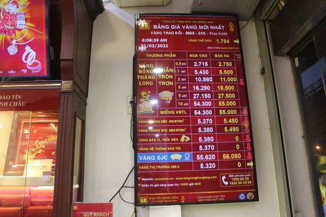 Giá vàng giao dịch trong ngày vía Thần tài ở một cửa hàng vàng bạc có tiếng ở Hà Nội. Giá vàng giao dịch trong ngày vía Thần tài ở một cửa hàng vàng bạc có tiếng ở Hà Nội.