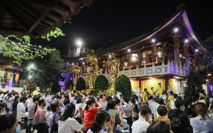 Tối 19/2, nhiều người đã đến chùa Viên Giác tham gia lễ Kỳ An Hội trong dịp đầu năm