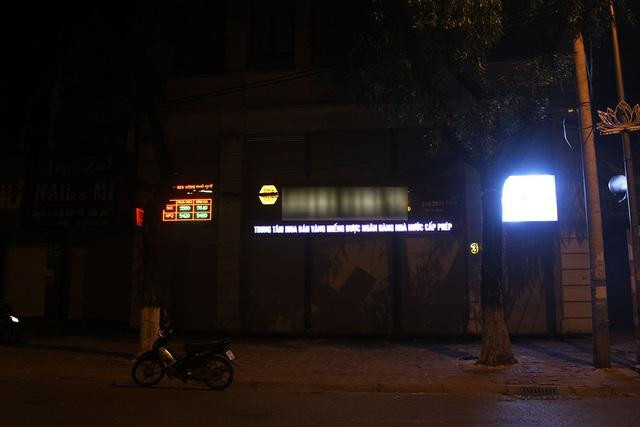Tuy nhiên, cùng khung giờ sáng sớm, nhiều cửa hàng vẫn lặng im như tờ, chưa mở cửa. Tuy nhiên, cùng khung giờ sáng sớm, nhiều cửa hàng vẫn lặng im như tờ, chưa mở cửa.