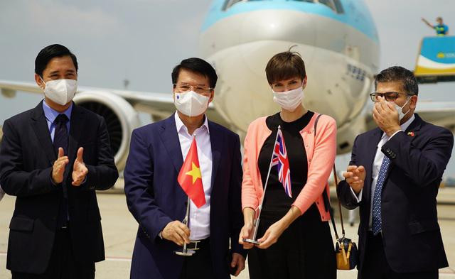 Theo Thứ trưởng Y tế Trương Quốc Cường, lô vắc xin đầu tiên có 117.600 liều. Vắc xin này đã được Tổ chức Y tế thế giới kiểm định và được sử dụng ở trên 50 nước, có hiệu quả tương đối cao, trên 80%.