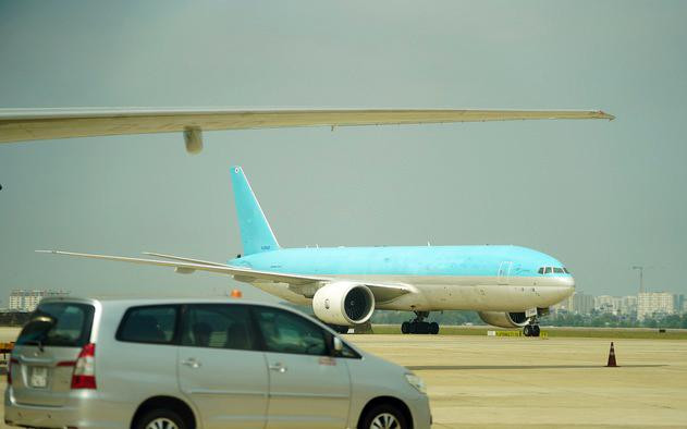 Lúc 10h55 ngày 24/2, chuyến bay vận chuyển lô vắc xin Covid-19 đầu tiên đã hạ cánh xuống sân bay Tân Sơn Nhất, TPHCM.