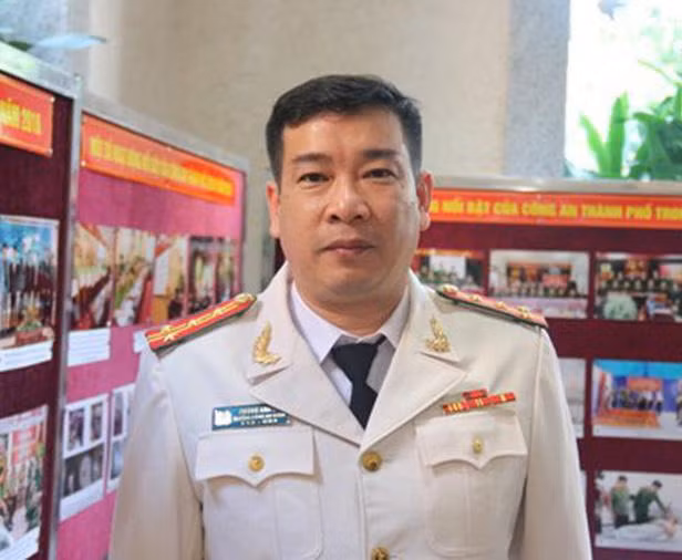 Đại tá Phùng Anh Lê bị đình chỉ chức vụ để nhà chức trách điều tra một số dấu hiệu liên quan đến hoạt động xâm phạm hoạt động tư pháp của ông này khi còn là Trưởng Công an quận Tây Hồ