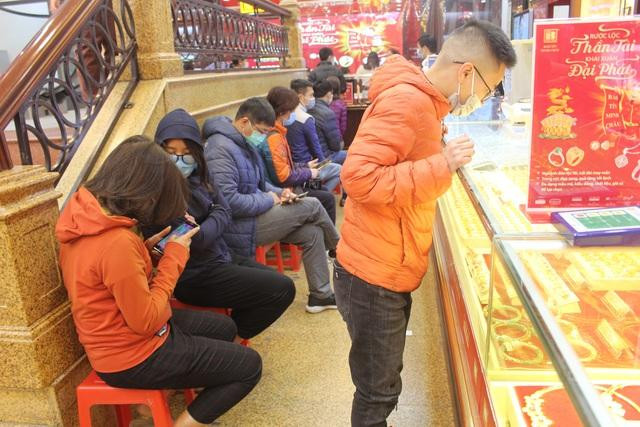 Sau đó, nhân viên cửa hàng sẽ theo số thự tự ghi trên tờ giấy mời khách vào lựa chọn.