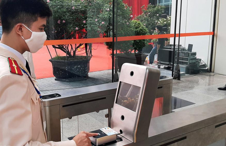 Cán bộ, chiến sĩ cảnh sát trải nghiệm các tính năng của thẻ chip điện tử