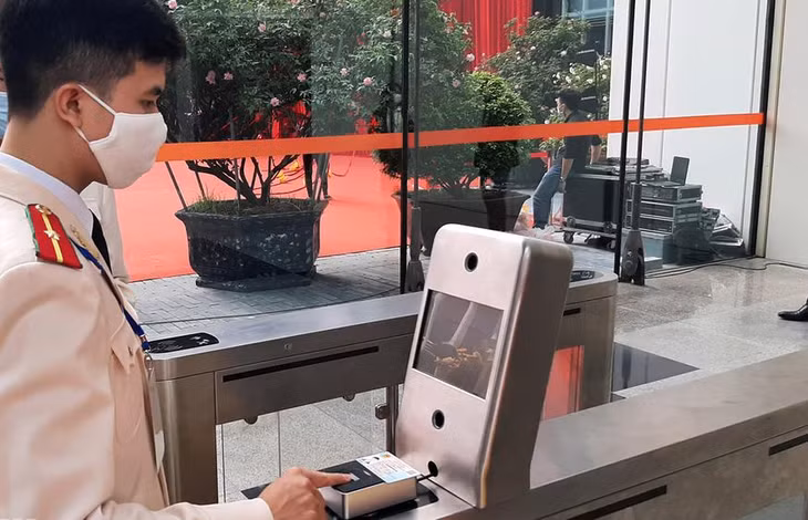 Cán bộ, chiến sĩ cảnh sát trải nghiệm các tính năng của thẻ chip điện tử