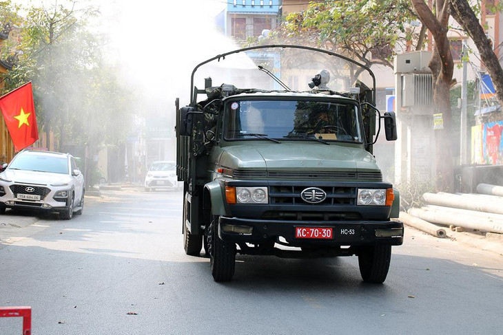 Khu vực gần nhà bệnh nhân 2391, phường Dư Hàng, quận Lê Chân được phun hóa chất khử khuẩn chiều 23/2