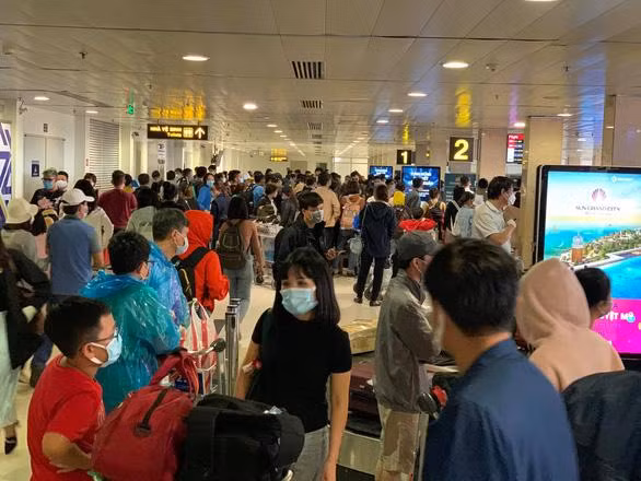 Hành khách đi lại đông đúc tại sân bay Tân Sơn Nhất