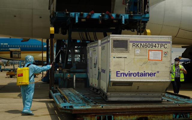 Nhân viên mặt đất xử lý phun khử trước khi vận chuyển lô vắc xin về kho lưu trữ.