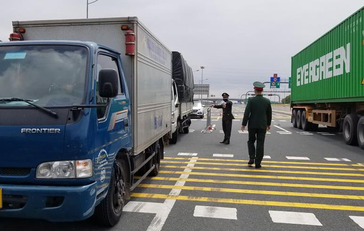 Nhiều xe tải biển số tỉnh Hải Dương lưu thông trên cao tốc Hà Nội - Hải Phòng bị yêu cầu quay đầu, đi hướng khác