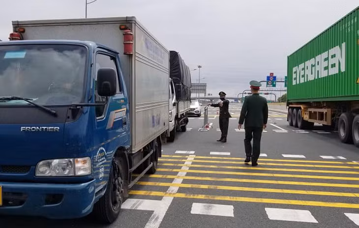 Nhiều xe tải biển số tỉnh Hải Dương lưu thông trên cao tốc Hà Nội - Hải Phòng bị yêu cầu quay đầu, đi hướng khác