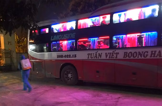 Nhân viên y tế phun khử khuẩn xe khách chở 7 người Trung Quốc