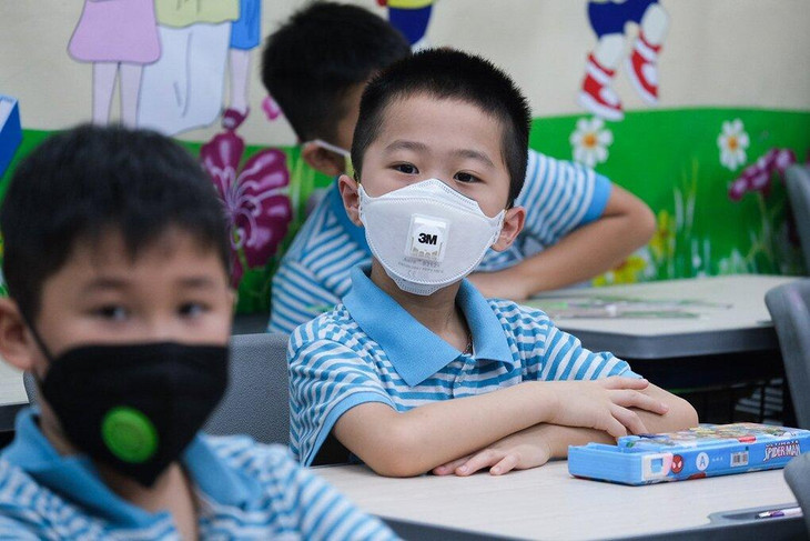 Học sinh Trường Tiểu học Nguyễn Bỉnh Khiêm - Cầu Giấy đeo khẩu trang khi đến lớp vào tháng 5/2020