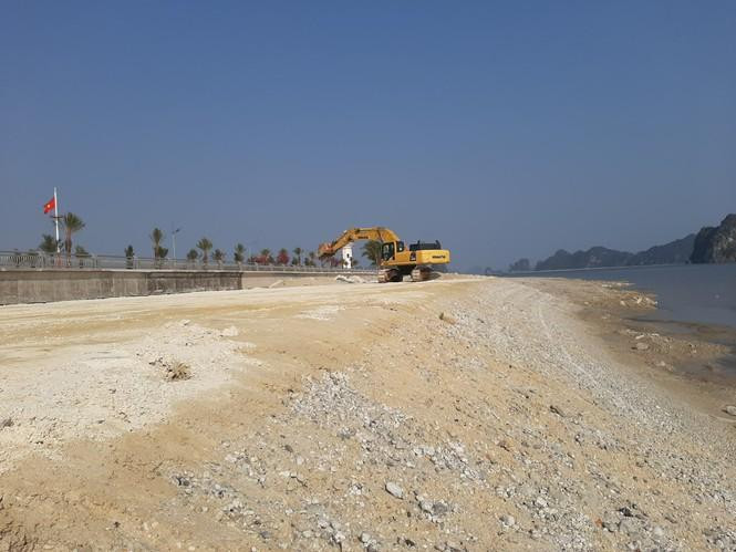 Hàng chục nghìn khối đất đá được đổ xuống vịnh Bái Tử Long